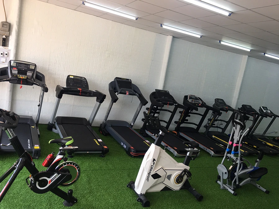 Máy chạy bộ trưng bày tại Lifesport Long Xuyên
