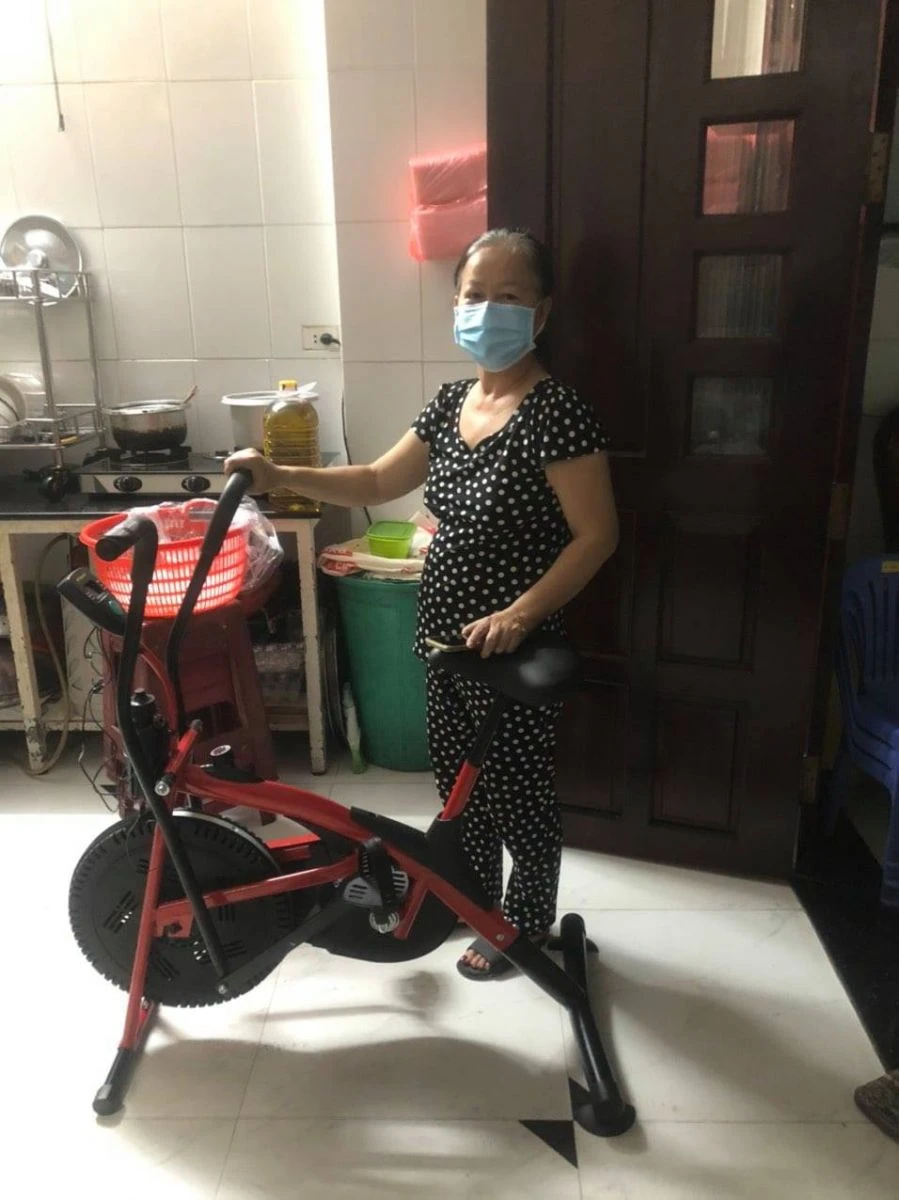 Khách hàng mua xe đạp tập Lifesport