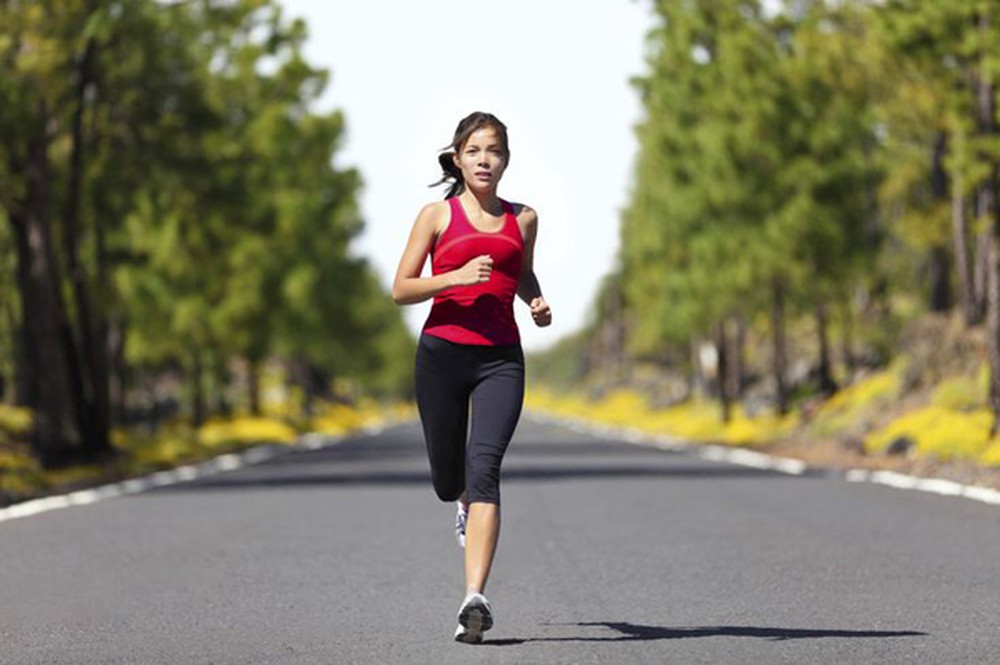 Chạy bộ ở công viên hay sử dụng máy chạy bộ sẽ tốt hơn