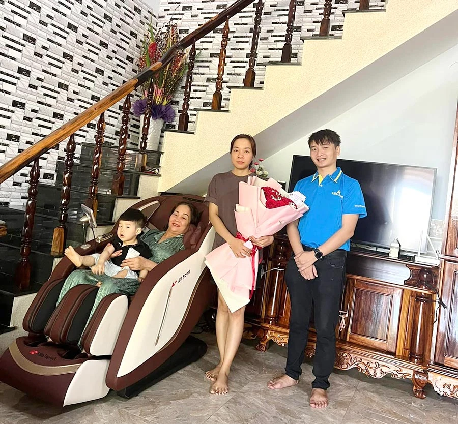 Nhân viên của Lifesport giao ghế massage cho khách hàng