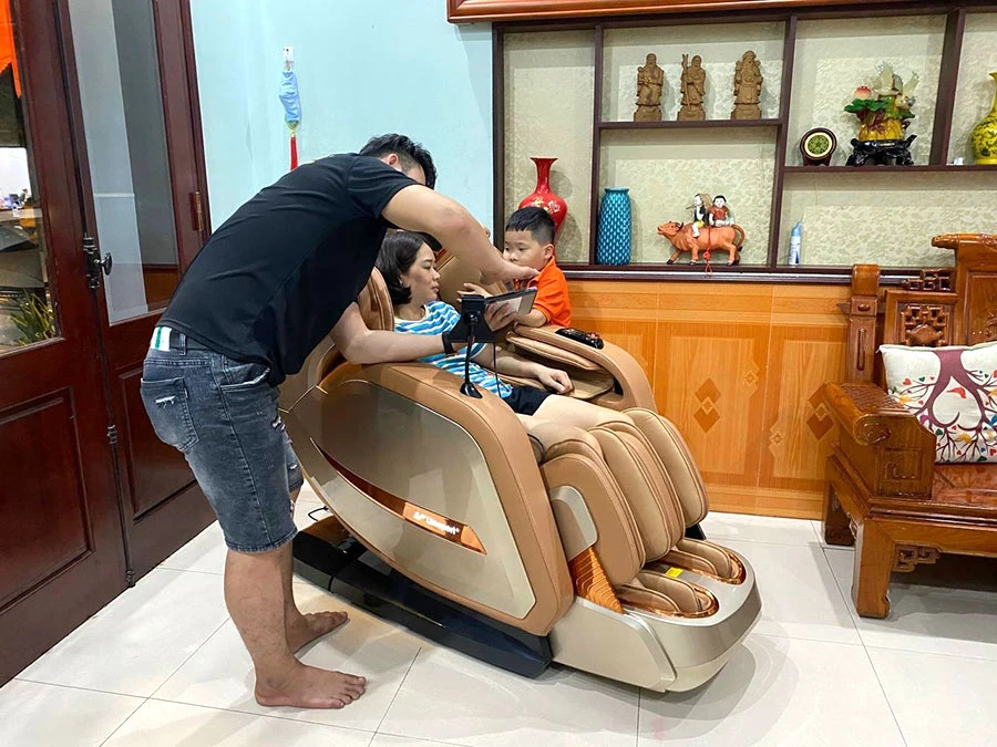 Nhiều khách hàng thích ngồi ghế massage 