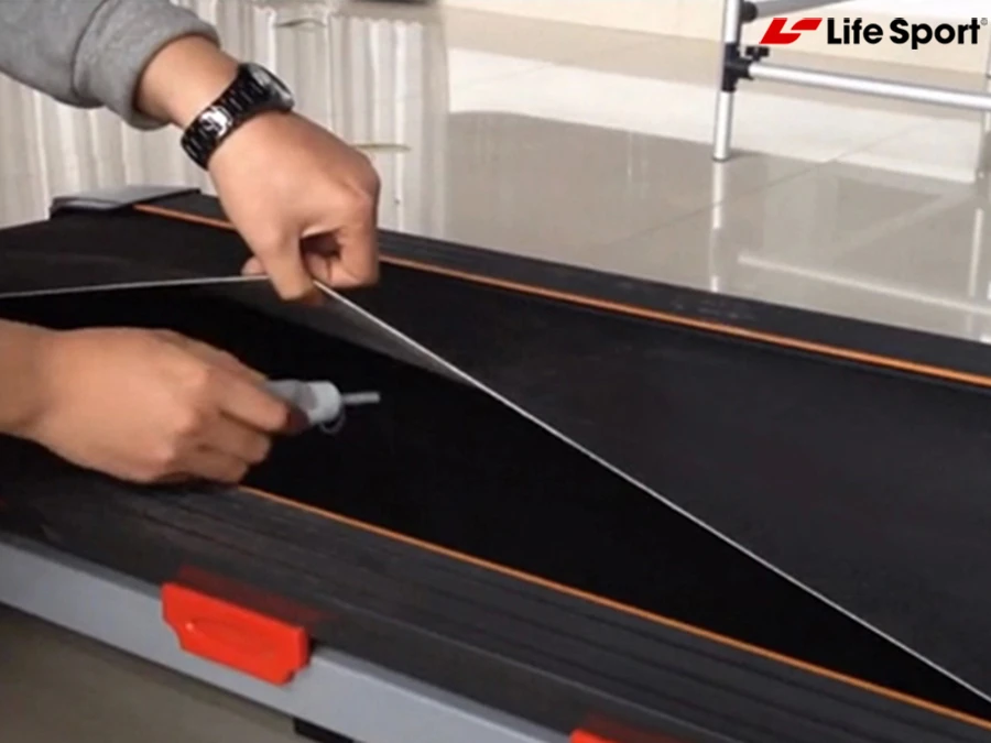 Cách tra dầu máy chạy bộ dễ thực hiện