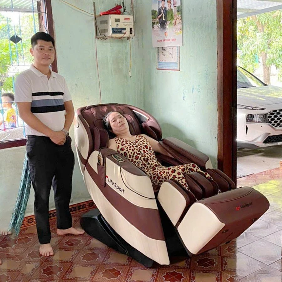 Cô Hân Tại Bắc Ninh Được Con Gái Tặng Ghế Massage LS-789