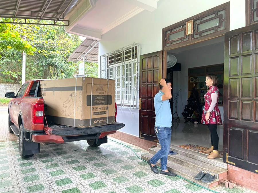 Giao ghế massage đến cho khách hàng