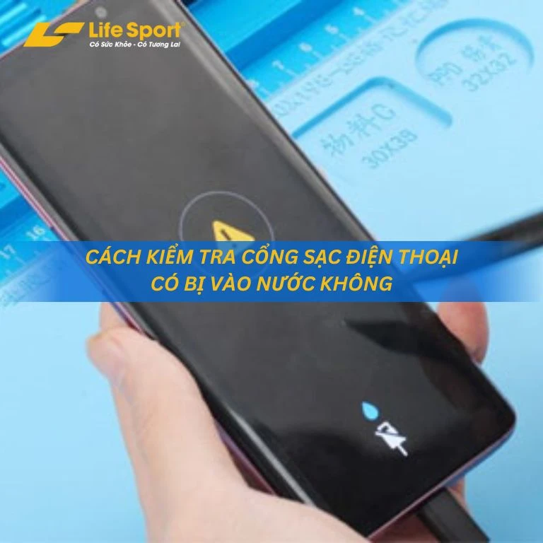 Cách kiểm tra cổng sạc điện thoại có bị vào nước không