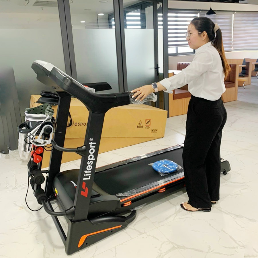 Giao Đơn Hàng Máy Chạy Bộ Lifesport LS-8 Cho Chị Mai Ở TP Hồ Chí Minh